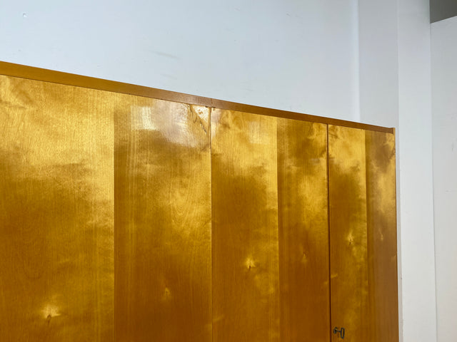 WMK I Minimalistischer heller 60er Jahre Kleiderschrank mit sehr guter Aufteilung