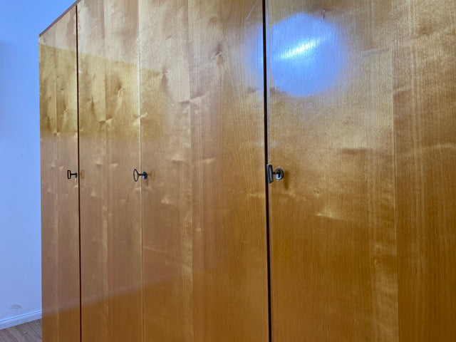 WMK I Minimalistischer heller 60er Jahre Kleiderschrank mit sehr guter Aufteilung