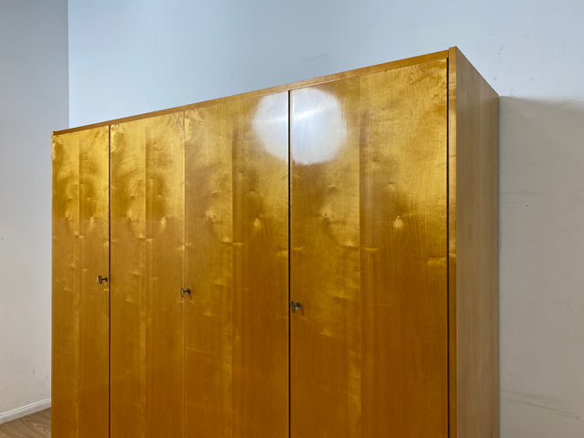 WMK I Minimalistischer heller 60er Jahre Kleiderschrank mit sehr guter Aufteilung