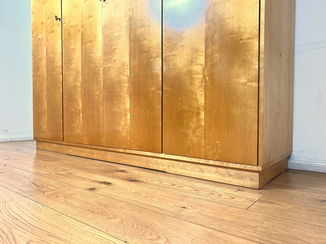 WMK I Minimalistischer heller 60er Jahre Kleiderschrank mit sehr guter Aufteilung
