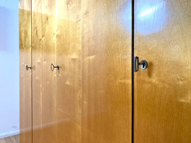 WMK I Minimalistischer heller 60er Jahre Kleiderschrank mit sehr guter Aufteilung