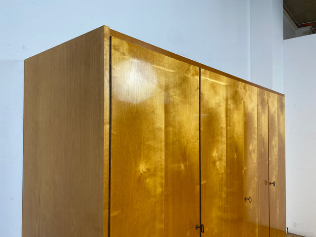 WMK I Minimalistischer heller 60er Jahre Kleiderschrank mit sehr guter Aufteilung