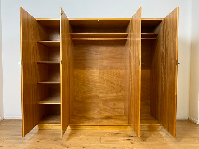 WMK I Minimalistischer heller 60er Jahre Kleiderschrank mit sehr guter Aufteilung
