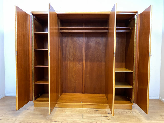 WMK I Formschöner und perfekt aufgeteilter heller 60er Jahre Kleiderschrank I Schrank Schlafzimmerschrank Wäscheschrank Wardrobe Vintage Mid-Century Rockabilly 50er I