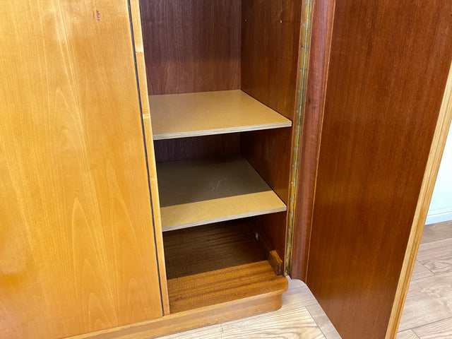 WMK I Formschöner und perfekt aufgeteilter heller 60er Jahre Kleiderschrank I Schrank Schlafzimmerschrank Wäscheschrank Wardrobe Vintage Mid-Century Rockabilly 50er I