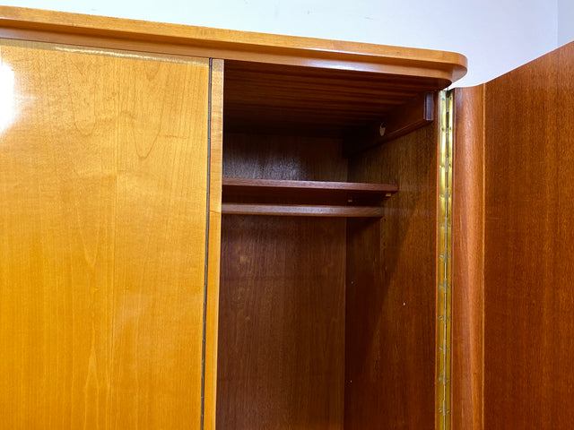WMK I Formschöner und perfekt aufgeteilter heller 60er Jahre Kleiderschrank I Schrank Schlafzimmerschrank Wäscheschrank Wardrobe Vintage Mid-Century Rockabilly 50er I