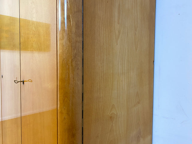 WMK I Formschöner und perfekt aufgeteilter heller 60er Jahre Kleiderschrank I Schrank Schlafzimmerschrank Wäscheschrank Wardrobe Vintage Mid-Century Rockabilly 50er I