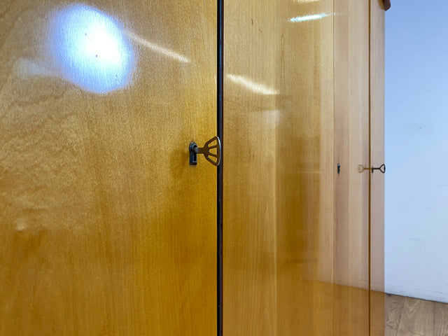 WMK I Formschöner und perfekt aufgeteilter heller 60er Jahre Kleiderschrank I Schrank Schlafzimmerschrank Wäscheschrank Wardrobe Vintage Mid-Century Rockabilly 50er I