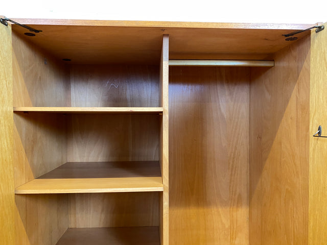 Perfekt aufgeteilter heller 60er Jahre Kleiderschrank mit Kleiderstange und Einlegeböden I Schrank Schlafzimmerschrank Garderobe Flurschrank Mid-Century Vintage Retro I