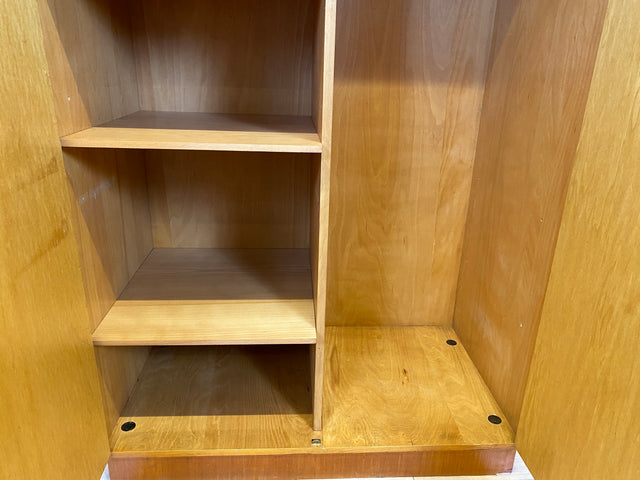 Perfekt aufgeteilter heller 60er Jahre Kleiderschrank mit Kleiderstange und Einlegeböden I Schrank Schlafzimmerschrank Garderobe Flurschrank Mid-Century Vintage Retro I