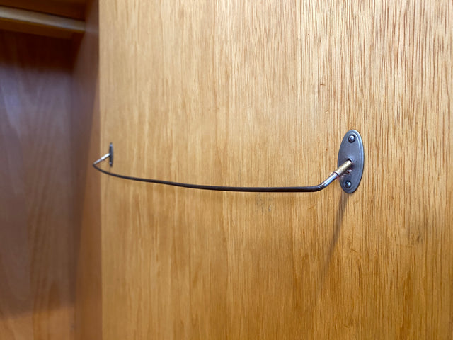 Perfekt aufgeteilter heller 60er Jahre Kleiderschrank mit Kleiderstange und Einlegeböden I Schrank Schlafzimmerschrank Garderobe Flurschrank Mid-Century Vintage Retro I