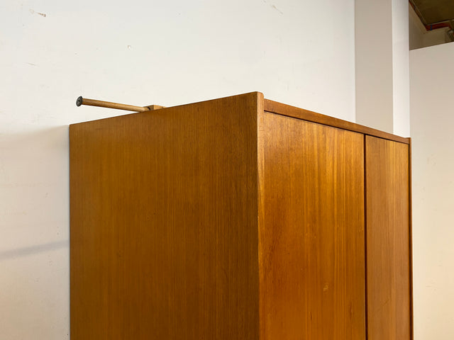 Perfekt aufgeteilter heller 60er Jahre Kleiderschrank mit Kleiderstange und Einlegeböden I Schrank Schlafzimmerschrank Garderobe Flurschrank Mid-Century Vintage Retro I