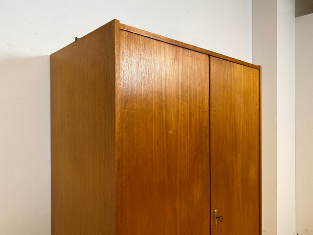 Perfekt aufgeteilter heller 60er Jahre Kleiderschrank mit Kleiderstange und Einlegeböden I Schrank Schlafzimmerschrank Garderobe Flurschrank Mid-Century Vintage Retro I