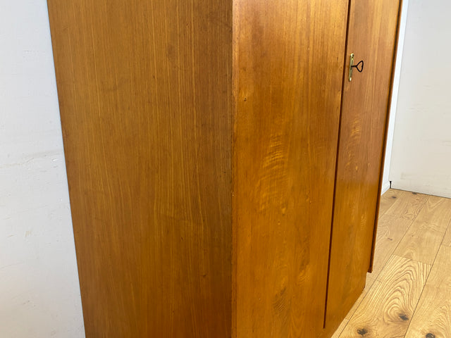 Perfekt aufgeteilter heller 60er Jahre Kleiderschrank mit Kleiderstange und Einlegeböden I Schrank Schlafzimmerschrank Garderobe Flurschrank Mid-Century Vintage Retro I