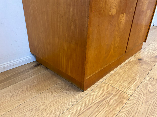 Perfekt aufgeteilter heller 60er Jahre Kleiderschrank mit Kleiderstange und Einlegeböden I Schrank Schlafzimmerschrank Garderobe Flurschrank Mid-Century Vintage Retro I