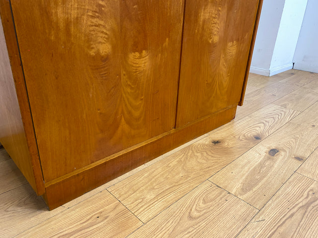 Perfekt aufgeteilter heller 60er Jahre Kleiderschrank mit Kleiderstange und Einlegeböden I Schrank Schlafzimmerschrank Garderobe Flurschrank Mid-Century Vintage Retro I