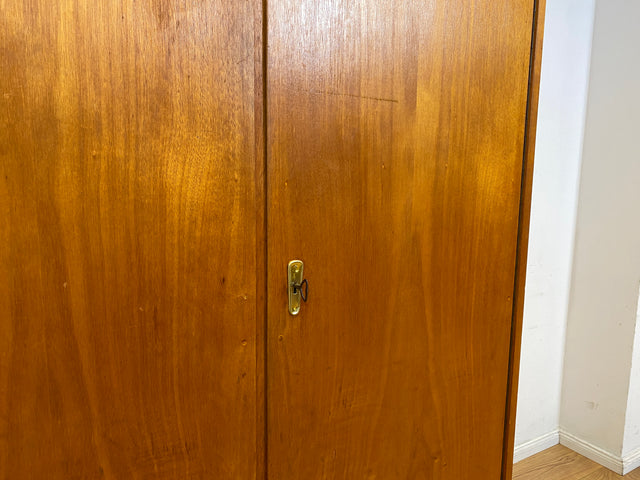 Perfekt aufgeteilter heller 60er Jahre Kleiderschrank mit Kleiderstange und Einlegeböden I Schrank Schlafzimmerschrank Garderobe Flurschrank Mid-Century Vintage Retro I