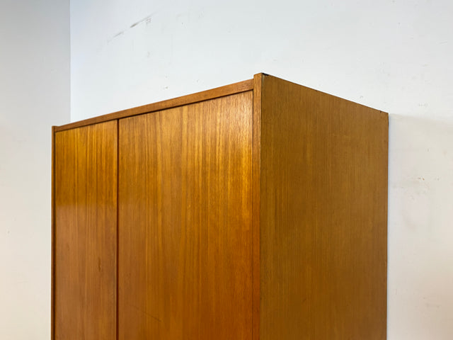 Perfekt aufgeteilter heller 60er Jahre Kleiderschrank mit Kleiderstange und Einlegeböden I Schrank Schlafzimmerschrank Garderobe Flurschrank Mid-Century Vintage Retro I