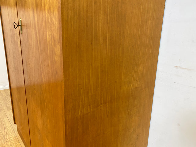 Perfekt aufgeteilter heller 60er Jahre Kleiderschrank mit Kleiderstange und Einlegeböden I Schrank Schlafzimmerschrank Garderobe Flurschrank Mid-Century Vintage Retro I