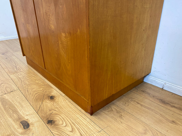 Perfekt aufgeteilter heller 60er Jahre Kleiderschrank mit Kleiderstange und Einlegeböden I Schrank Schlafzimmerschrank Garderobe Flurschrank Mid-Century Vintage Retro I