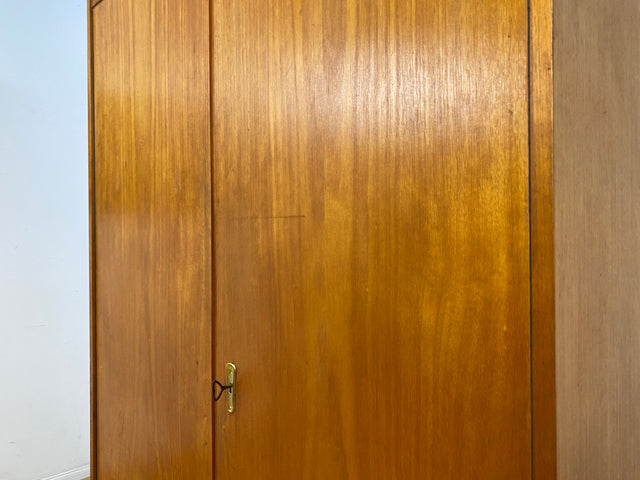Perfekt aufgeteilter heller 60er Jahre Kleiderschrank mit Kleiderstange und Einlegeböden I Schrank Schlafzimmerschrank Garderobe Flurschrank Mid-Century Vintage Retro I