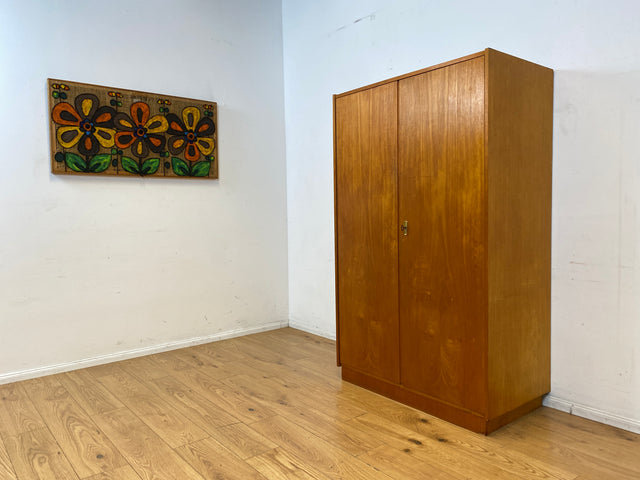 Perfekt aufgeteilter heller 60er Jahre Kleiderschrank mit Kleiderstange und Einlegeböden I Schrank Schlafzimmerschrank Garderobe Flurschrank Mid-Century Vintage Retro I