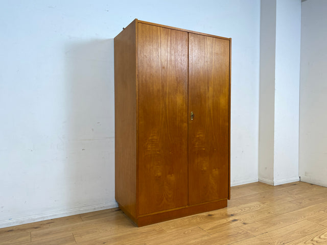 Perfekt aufgeteilter heller 60er Jahre Kleiderschrank mit Kleiderstange und Einlegeböden I Schrank Schlafzimmerschrank Garderobe Flurschrank Mid-Century Vintage Retro I