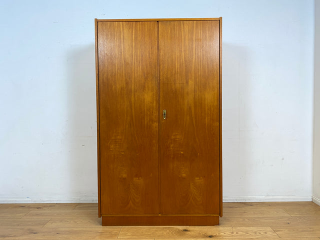 Perfekt aufgeteilter heller 60er Jahre Kleiderschrank mit Kleiderstange und Einlegeböden I Schrank Schlafzimmerschrank Garderobe Flurschrank Mid-Century Vintage Retro I