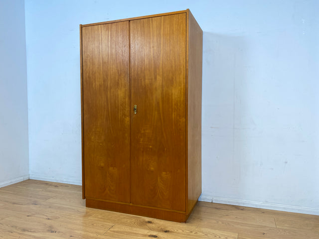 Perfekt aufgeteilter heller 60er Jahre Kleiderschrank mit Kleiderstange und Einlegeböden I Schrank Schlafzimmerschrank Garderobe Flurschrank Mid-Century Vintage Retro I