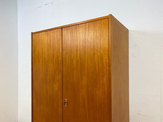 Perfekt aufgeteilter heller 60er Jahre Kleiderschrank mit Kleiderstange und Einlegeböden I Schrank Schlafzimmerschrank Garderobe Flurschrank Mid-Century Vintage Retro I