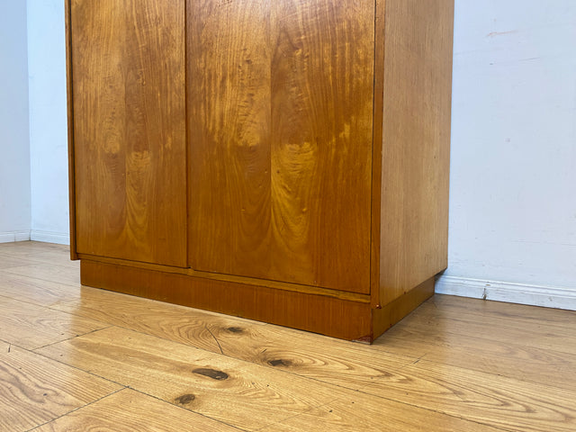 Perfekt aufgeteilter heller 60er Jahre Kleiderschrank mit Kleiderstange und Einlegeböden I Schrank Schlafzimmerschrank Garderobe Flurschrank Mid-Century Vintage Retro I