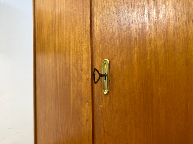 Perfekt aufgeteilter heller 60er Jahre Kleiderschrank mit Kleiderstange und Einlegeböden I Schrank Schlafzimmerschrank Garderobe Flurschrank Mid-Century Vintage Retro I