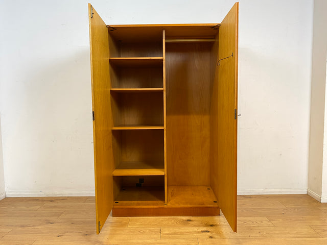 Perfekt aufgeteilter heller 60er Jahre Kleiderschrank mit Kleiderstange und Einlegeböden I Schrank Schlafzimmerschrank Garderobe Flurschrank Mid-Century Vintage Retro I