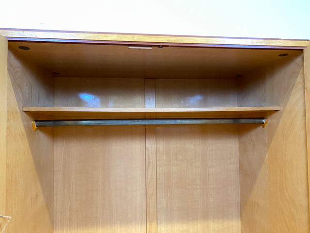 Schöner und sehr gut erhaltener heller 60er Jahre Kleiderschrank mit Kleiderstange & konischen Füssen I Schrank Schlafzimmerschrank Wardrobe Wäscheschrank Mid-Century Vintage I