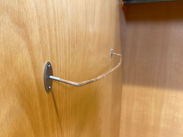 Schöner und sehr gut erhaltener heller 60er Jahre Kleiderschrank mit Kleiderstange & konischen Füssen I Schrank Schlafzimmerschrank Wardrobe Wäscheschrank Mid-Century Vintage I