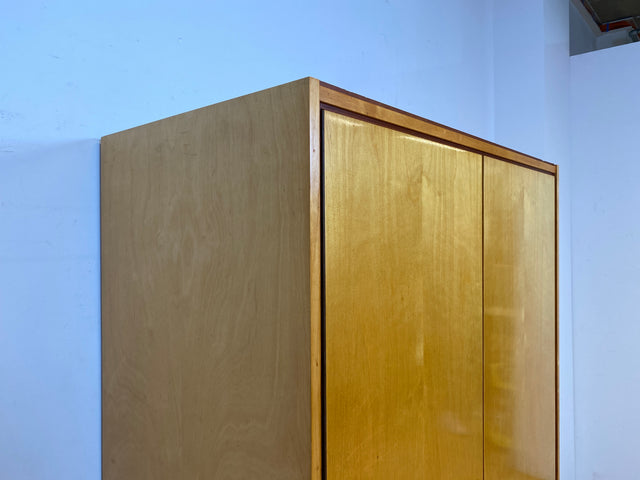 Schöner und sehr gut erhaltener heller 60er Jahre Kleiderschrank mit Kleiderstange & konischen Füssen I Schrank Schlafzimmerschrank Wardrobe Wäscheschrank Mid-Century Vintage I