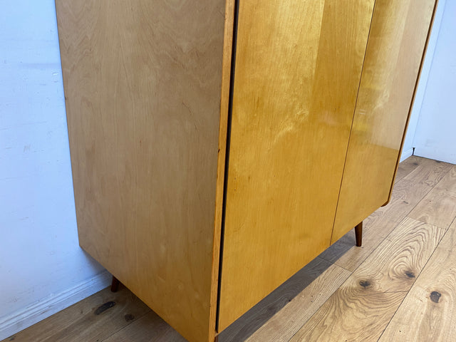 Schöner und sehr gut erhaltener heller 60er Jahre Kleiderschrank mit Kleiderstange & konischen Füssen I Schrank Schlafzimmerschrank Wardrobe Wäscheschrank Mid-Century Vintage I