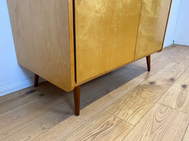Schöner und sehr gut erhaltener heller 60er Jahre Kleiderschrank mit Kleiderstange & konischen Füssen I Schrank Schlafzimmerschrank Wardrobe Wäscheschrank Mid-Century Vintage I