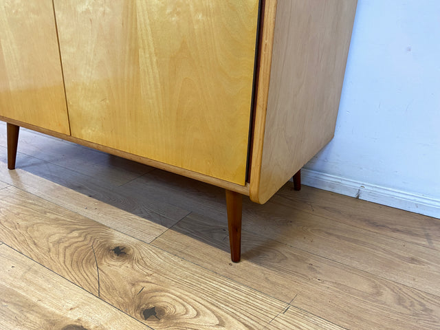 Schöner und sehr gut erhaltener heller 60er Jahre Kleiderschrank mit Kleiderstange & konischen Füssen I Schrank Schlafzimmerschrank Wardrobe Wäscheschrank Mid-Century Vintage I