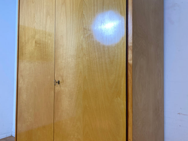 Schöner und sehr gut erhaltener heller 60er Jahre Kleiderschrank mit Kleiderstange & konischen Füssen I Schrank Schlafzimmerschrank Wardrobe Wäscheschrank Mid-Century Vintage I