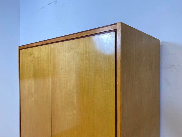 Schöner und sehr gut erhaltener heller 60er Jahre Kleiderschrank mit Kleiderstange & konischen Füssen I Schrank Schlafzimmerschrank Wardrobe Wäscheschrank Mid-Century Vintage I