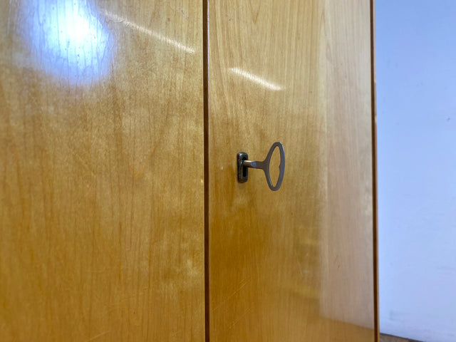 Schöner und sehr gut erhaltener heller 60er Jahre Kleiderschrank mit Kleiderstange & konischen Füssen I Schrank Schlafzimmerschrank Wardrobe Wäscheschrank Mid-Century Vintage I