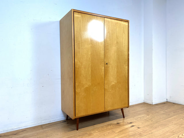 Schöner und sehr gut erhaltener heller 60er Jahre Kleiderschrank mit Kleiderstange & konischen Füssen I Schrank Schlafzimmerschrank Wardrobe Wäscheschrank Mid-Century Vintage I