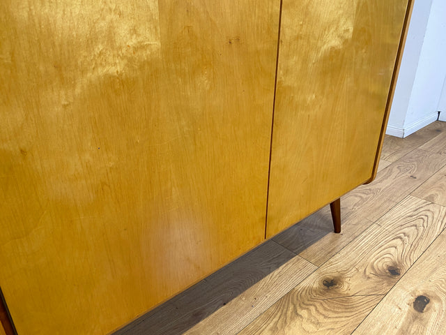 Schöner und sehr gut erhaltener heller 60er Jahre Kleiderschrank mit Kleiderstange & konischen Füssen I Schrank Schlafzimmerschrank Wardrobe Wäscheschrank Mid-Century Vintage I