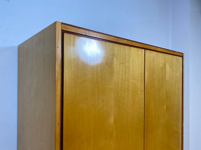 Schöner und sehr gut erhaltener heller 60er Jahre Kleiderschrank mit Kleiderstange & konischen Füssen I Schrank Schlafzimmerschrank Wardrobe Wäscheschrank Mid-Century Vintage I