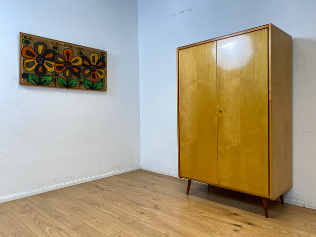 Schöner und sehr gut erhaltener heller 60er Jahre Kleiderschrank mit Kleiderstange & konischen Füssen I Schrank Schlafzimmerschrank Wardrobe Wäscheschrank Mid-Century Vintage I