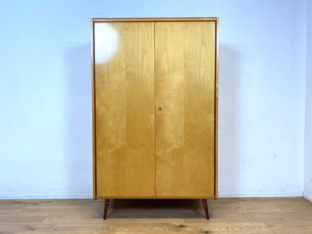 Schöner und sehr gut erhaltener heller 60er Jahre Kleiderschrank mit Kleiderstange & konischen Füssen I Schrank Schlafzimmerschrank Wardrobe Wäscheschrank Mid-Century Vintage I