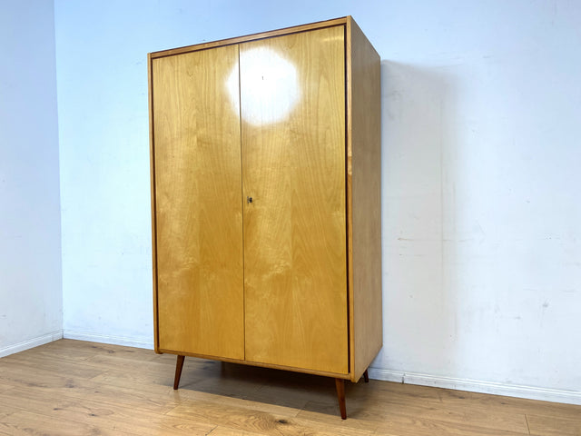 Schöner und sehr gut erhaltener heller 60er Jahre Kleiderschrank mit Kleiderstange & konischen Füssen I Schrank Schlafzimmerschrank Wardrobe Wäscheschrank Mid-Century Vintage I