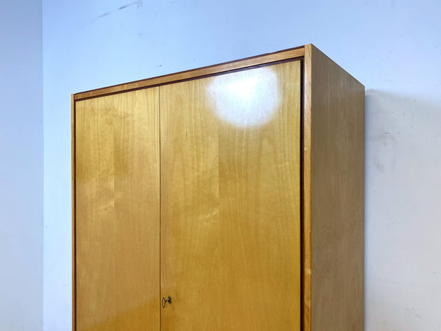 Schöner und sehr gut erhaltener heller 60er Jahre Kleiderschrank mit Kleiderstange & konischen Füssen I Schrank Schlafzimmerschrank Wardrobe Wäscheschrank Mid-Century Vintage I