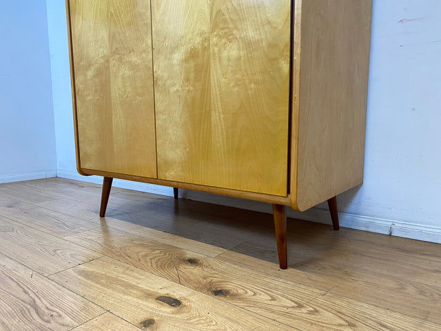 Schöner und sehr gut erhaltener heller 60er Jahre Kleiderschrank mit Kleiderstange & konischen Füssen I Schrank Schlafzimmerschrank Wardrobe Wäscheschrank Mid-Century Vintage I
